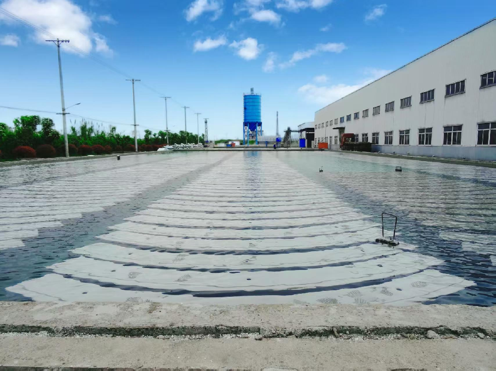 混凝土板养护，保持湿润，不易开裂